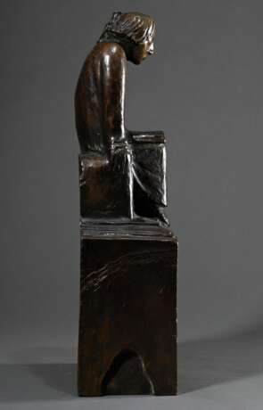 Barlach, Ernst (1870-1938) "Lesender Klosterschüler" 1930, Bronze patiniert, 2/12, verso sign./num. und Gießerstempel "H. Noack Berlin", Ausführung später, H. 48cm, leicht berieben und Kratzer - photo 3