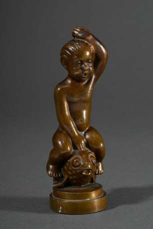 Lindhart, Svend (1898-1989) "Putto einen Fisch reitend", Bronze patiniert, verso sign., Gießerstempel "Brødr. Grage Broncestøberi", H. 13cm - photo 1