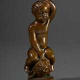 Lindhart, Svend (1898-1989) "Putto einen Fisch reitend", Bronze patiniert, verso sign., Gießerstempel "Brødr. Grage Broncestøberi", H. 13cm - photo 1