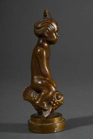 Lindhart, Svend (1898-1989) "Putto einen Fisch reitend", Bronze patiniert, verso sign., Gießerstempel "Brødr. Grage Broncestøberi", H. 13cm - photo 2