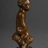 Lindhart, Svend (1898-1989) "Putto einen Fisch reitend", Bronze patiniert, verso sign., Gießerstempel "Brødr. Grage Broncestøberi", H. 13cm - photo 2