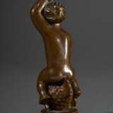 Lindhart, Svend (1898-1989) "Putto einen Fisch reitend", Bronze patiniert, verso sign., Gießerstempel "Brødr. Grage Broncestøberi", H. 13cm - photo 3