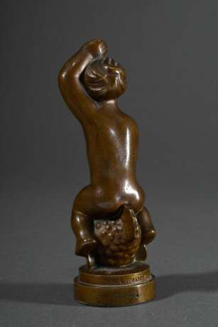 Lindhart, Svend (1898-1989) "Putto einen Fisch reitend", Bronze patiniert, verso sign., Gießerstempel "Brødr. Grage Broncestøberi", H. 13cm - photo 3