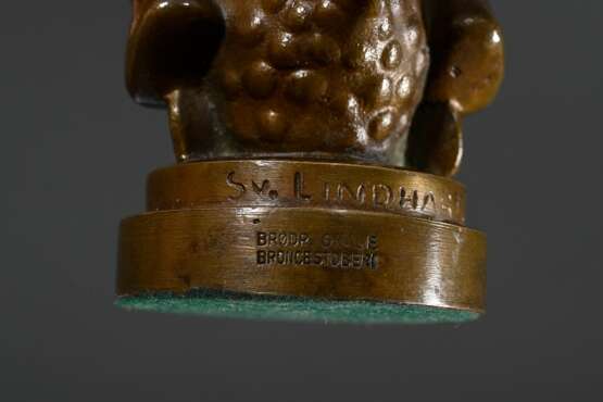 Lindhart, Svend (1898-1989) "Putto einen Fisch reitend", Bronze patiniert, verso sign., Gießerstempel "Brødr. Grage Broncestøberi", H. 13cm - photo 5