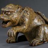 Steinzeug Okimono „Sitzender Tiger“, braun-gelb glasiert, wohl Takatori, 19.Jh., 16x15,5x26,2cm, Vgl.: F. X. Peintinger, Drachenkralle und Rattenschwanz, MK&G Hamburg 2000, Nr. 67 - photo 1