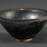 Temmoku Teeschale mit dick auslaufender „Hasenfellglasur“, dunkler Steinzeugscherben, geritzte Marke im Fuß, Jian Ware, Fujian, 12.-13.Jh., H. 6,5cm, Ø 12cm, Vgl.: Mowry, Hare’s Fur, Tortoiseshell, and Partridge Feathers… - photo 1