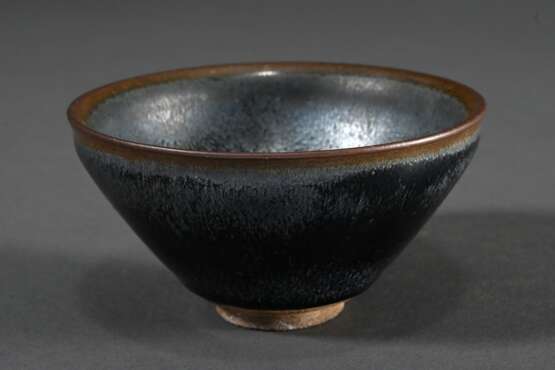 Temmoku Teeschale mit dick auslaufender „Hasenfellglasur“, dunkler Steinzeugscherben, geritzte Marke im Fuß, Jian Ware, Fujian, 12.-13.Jh., H. 6,5cm, Ø 12cm, Vgl.: Mowry, Hare’s Fur, Tortoiseshell, and Partridge Feathers… - photo 1