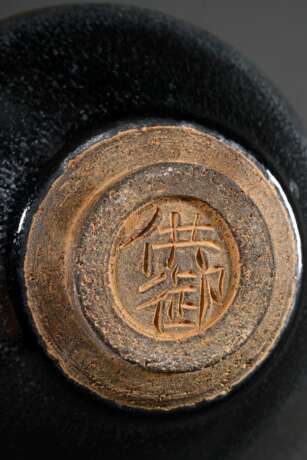 Temmoku Teeschale mit dick auslaufender „Hasenfellglasur“, dunkler Steinzeugscherben, geritzte Marke im Fuß, Jian Ware, Fujian, 12.-13.Jh., H. 6,5cm, Ø 12cm, Vgl.: Mowry, Hare’s Fur, Tortoiseshell, and Partridge Feathers… - photo 4