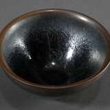 Temmoku Teeschale mit dick auslaufender „Hasenfellglasur“, dunkler Steinzeugscherben, geritzte Marke im Fuß, Jian Ware, Fujian, 12.-13.Jh., H. 6,5cm, Ø 12cm, Vgl.: Mowry, Hare’s Fur, Tortoiseshell, and Partridge Feathers… - photo 5