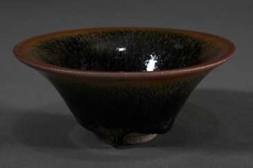 Temmoku Teeschale mit dick auslaufender „Hasenfellglasur“ in ausladender Form, dunkler Steinzeugscherben, H. 5,5cm, Ø 13cm, kleine Goldlackrestauration kintsugi am Rand, Vgl.: Mowry, Hare’s Fur, Tortoiseshell, and Partri…