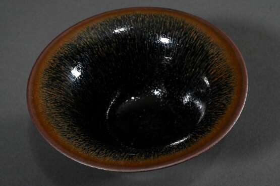 Temmoku Teeschale mit dick auslaufender „Hasenfellglasur“ in ausladender Form, dunkler Steinzeugscherben, H. 5,5cm, Ø 13cm, kleine Goldlackrestauration kintsugi am Rand, Vgl.: Mowry, Hare’s Fur, Tortoiseshell, and Partri… - photo 2
