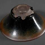 Temmoku Teeschale mit dick auslaufender „Hasenfellglasur“ in ausladender Form, dunkler Steinzeugscherben, H. 5,5cm, Ø 13cm, kleine Goldlackrestauration kintsugi am Rand, Vgl.: Mowry, Hare’s Fur, Tortoiseshell, and Partri… - photo 3