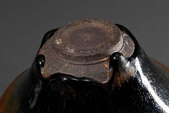 Temmoku Teeschale mit dick auslaufender „Hasenfellglasur“ in ausladender Form, dunkler Steinzeugscherben, H. 5,5cm, Ø 13cm, kleine Goldlackrestauration kintsugi am Rand, Vgl.: Mowry, Hare’s Fur, Tortoiseshell, and Partri… - photo 4