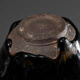 Temmoku Teeschale mit dick auslaufender „Hasenfellglasur“ in ausladender Form, dunkler Steinzeugscherben, H. 5,5cm, Ø 13cm, kleine Goldlackrestauration kintsugi am Rand, Vgl.: Mowry, Hare’s Fur, Tortoiseshell, and Partri… - photo 4