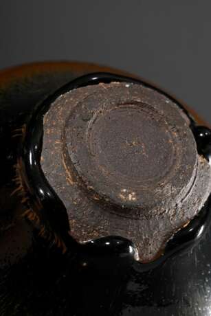 Temmoku Teeschale mit dick auslaufender „Hasenfellglasur“ in ausladender Form, dunkler Steinzeugscherben, H. 5,5cm, Ø 13cm, kleine Goldlackrestauration kintsugi am Rand, Vgl.: Mowry, Hare’s Fur, Tortoiseshell, and Partri… - photo 5