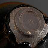 Temmoku Teeschale mit dick auslaufender „Hasenfellglasur“ in ausladender Form, dunkler Steinzeugscherben, H. 5,5cm, Ø 13cm, kleine Goldlackrestauration kintsugi am Rand, Vgl.: Mowry, Hare’s Fur, Tortoiseshell, and Partri… - photo 5