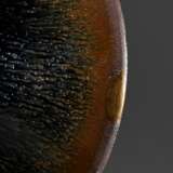 Temmoku Teeschale mit dick auslaufender „Hasenfellglasur“ in ausladender Form, dunkler Steinzeugscherben, H. 5,5cm, Ø 13cm, kleine Goldlackrestauration kintsugi am Rand, Vgl.: Mowry, Hare’s Fur, Tortoiseshell, and Partri… - photo 6