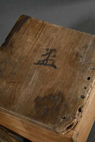 Ki-Seto黄瀬戸 Keramik Sakebecher guinomi ぐい呑み in länglich deformierter Form mit geritzter Beschriftung im und am Korpus, dazugehöriger Holzkasten Kiribako mit Kakihan im Deckel, 3,3x6x4,8cm - photo 6