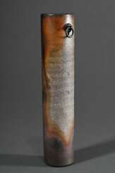 Zylindrische Hängevase hanaire, Bizen, Boden sign. Konishi Toko II (1927-2018), Japan 20.Jh., H. 22cm