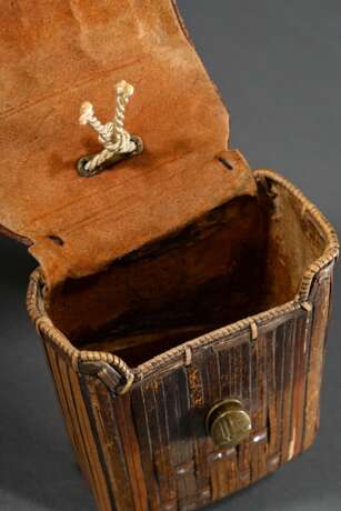 Mingei Tabakoire Täschchen aus geflochtenen Bambusspänen mit Perlmutt Einlagen und Lederdeckel sowie Metall Schnalle an Kordel mit gedrechseltem Netsuke in Spindelform (?), Japan Anfang 20.Jh., 9,5x6,6x3,8cm, Gebrauchssp… - photo 4