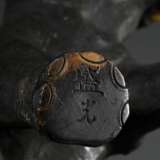 Japanische Bronze "Schreitender Elefant" mit Elfenbein Stoßzähnen, Fuß signiert Morimitsu, Meiji Periode um 1900, 17x28cm, Genehmigung nach VO (EG) 338/97 liegt vor (kein Export außerhalb der EU) - photo 6