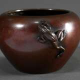 Japanischer Bronze Pinselwascher mit plastischem Frosch, Meiji Periode, H. 7cm, Ø 8cm, Standring berieben - photo 1