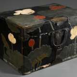 Hasami-Bako Reisekiste mit Lackdekor im Rimpa 琳派 Stil "Lotosblüten und -blätter" sowie floral gravierten Messing Beschlägen, innen Seidenbespannung mit partieller Stickerei, Späte Edo-Zeit, um 1800, 34,4x60,5x4… - photo 1