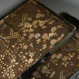 Hasami-Bako Reisekiste mit Lackdekor im Rimpa 琳派 Stil "Lotosblüten und -blätter" sowie floral gravierten Messing Beschlägen, innen Seidenbespannung mit partieller Stickerei, Späte Edo-Zeit, um 1800, 34,4x60,5x4… - photo 4