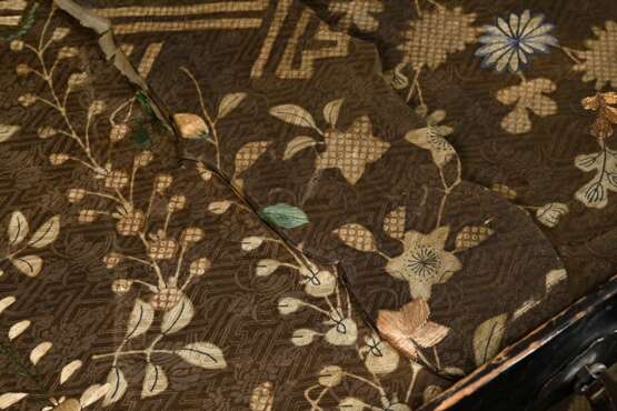 Hasami-Bako Reisekiste mit Lackdekor im Rimpa 琳派 Stil "Lotosblüten und -blätter" sowie floral gravierten Messing Beschlägen, innen Seidenbespannung mit partieller Stickerei, Späte Edo-Zeit, um 1800, 34,4x60,5x4… - photo 5