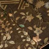 Hasami-Bako Reisekiste mit Lackdekor im Rimpa 琳派 Stil "Lotosblüten und -blätter" sowie floral gravierten Messing Beschlägen, innen Seidenbespannung mit partieller Stickerei, Späte Edo-Zeit, um 1800, 34,4x60,5x4… - photo 5