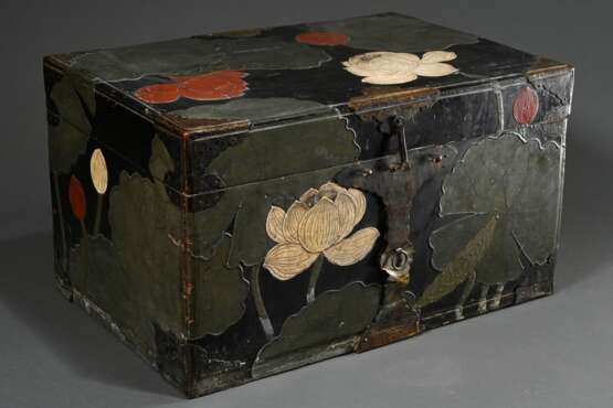 Hasami-Bako Reisekiste mit Lackdekor im Rimpa 琳派 Stil "Lotosblüten und -blätter" sowie floral gravierten Messing Beschlägen, innen Seidenbespannung mit partieller Stickerei, Späte Edo-Zeit, um 1800, 34,4x60,5x4… - photo 9