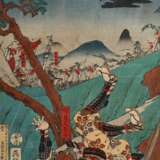 3 Yoshifuji (1828-1887) "Sagashû Ishibashiyama Gassen genpei" (Schlacht bei Ishiyama in Sagashû (=Kanagawa)), Farbholzschnitte, Triptychon, sign. Nishimura Yoshifuji ga, je 34,8x22,2cm (m.R. 52x78cm) - photo 2