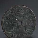 Amulett in Form einer Cash Münze, avers bez.: Minh Mang thông bào, revers bez.: Da Kai Bao und Königspalast, Vietnam, Kaiser Minh Mang (1820-1841), Ø 12cm - photo 1