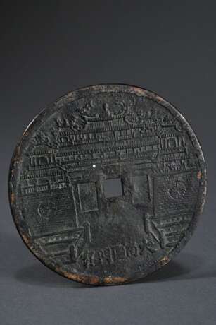 Amulett in Form einer Cash Münze, avers bez.: Minh Mang thông bào, revers bez.: Da Kai Bao und Königspalast, Vietnam, Kaiser Minh Mang (1820-1841), Ø 12cm - photo 1