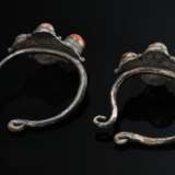 Paar Ohrringe mit 4 genieteten Korallenperlen in runder Fassung, tordierter Draht und zwischengesetzten Perlen an gebogenem Ring, Tibet, Silber, 77g, Ø 5cm, Alters- und Gebrauchsspuren, 1 Perle fehlt (TN21) - photo 2