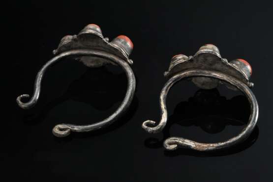 Paar Ohrringe mit 4 genieteten Korallenperlen in runder Fassung, tordierter Draht und zwischengesetzten Perlen an gebogenem Ring, Tibet, Silber, 77g, Ø 5cm, Alters- und Gebrauchsspuren, 1 Perle fehlt (TN21) - photo 2