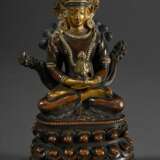 Meditierender Buddha Amitayus auf Lotosthron mit Vase mit Nektar der Todlosigkeit in Vase, Kupfer und vergoldete Bronze, Inkarnat kalt bemalt, Pala-Stil, wohl Tibet 17.Jh., H. 14,2cm - photo 1