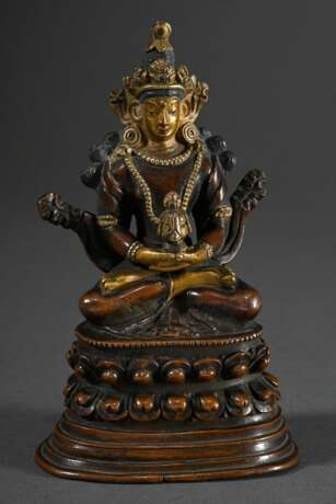 Meditierender Buddha Amitayus auf Lotosthron mit Vase mit Nektar der Todlosigkeit in Vase, Kupfer und vergoldete Bronze, Inkarnat kalt bemalt, Pala-Stil, wohl Tibet 17.Jh., H. 14,2cm - photo 1