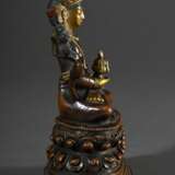 Meditierender Buddha Amitayus auf Lotosthron mit Vase mit Nektar der Todlosigkeit in Vase, Kupfer und vergoldete Bronze, Inkarnat kalt bemalt, Pala-Stil, wohl Tibet 17.Jh., H. 14,2cm - photo 2