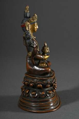 Meditierender Buddha Amitayus auf Lotosthron mit Vase mit Nektar der Todlosigkeit in Vase, Kupfer und vergoldete Bronze, Inkarnat kalt bemalt, Pala-Stil, wohl Tibet 17.Jh., H. 14,2cm - photo 2