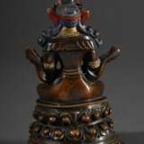Meditierender Buddha Amitayus auf Lotosthron mit Vase mit Nektar der Todlosigkeit in Vase, Kupfer und vergoldete Bronze, Inkarnat kalt bemalt, Pala-Stil, wohl Tibet 17.Jh., H. 14,2cm - photo 3