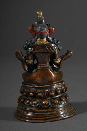 Meditierender Buddha Amitayus auf Lotosthron mit Vase mit Nektar der Todlosigkeit in Vase, Kupfer und vergoldete Bronze, Inkarnat kalt bemalt, Pala-Stil, wohl Tibet 17.Jh., H. 14,2cm - photo 3