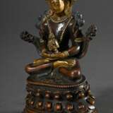 Meditierender Buddha Amitayus auf Lotosthron mit Vase mit Nektar der Todlosigkeit in Vase, Kupfer und vergoldete Bronze, Inkarnat kalt bemalt, Pala-Stil, wohl Tibet 17.Jh., H. 14,2cm - photo 4