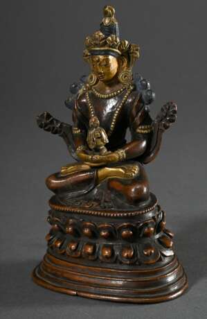Meditierender Buddha Amitayus auf Lotosthron mit Vase mit Nektar der Todlosigkeit in Vase, Kupfer und vergoldete Bronze, Inkarnat kalt bemalt, Pala-Stil, wohl Tibet 17.Jh., H. 14,2cm - photo 4