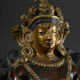 Meditierender Buddha Amitayus auf Lotosthron mit Vase mit Nektar der Todlosigkeit in Vase, Kupfer und vergoldete Bronze, Inkarnat kalt bemalt, Pala-Stil, wohl Tibet 17.Jh., H. 14,2cm - photo 5