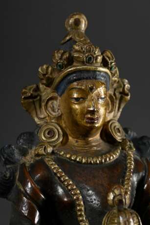 Meditierender Buddha Amitayus auf Lotosthron mit Vase mit Nektar der Todlosigkeit in Vase, Kupfer und vergoldete Bronze, Inkarnat kalt bemalt, Pala-Stil, wohl Tibet 17.Jh., H. 14,2cm - photo 5