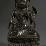 Bronze Bodhisattva Avalokiteshvara bzw. Guanyin Pusa mit Krone und Schmuck, Kundika-Vase und Kalavinka-Vogel in Vajrasana auf Lotossockel, verso Inschrift, Ming Dynastie, H. 20cm, beschädigt - photo 1