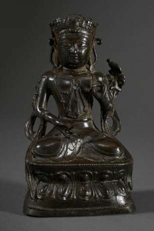 Bronze Bodhisattva Avalokiteshvara bzw. Guanyin Pusa mit Krone und Schmuck, Kundika-Vase und Kalavinka-Vogel in Vajrasana auf Lotossockel, verso Inschrift, Ming Dynastie, H. 20cm, beschädigt - photo 1