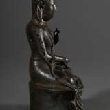 Bronze Bodhisattva Avalokiteshvara bzw. Guanyin Pusa mit Krone und Schmuck, Kundika-Vase und Kalavinka-Vogel in Vajrasana auf Lotossockel, verso Inschrift, Ming Dynastie, H. 20cm, beschädigt - photo 2