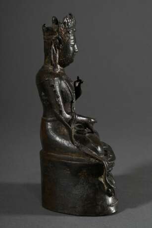 Bronze Bodhisattva Avalokiteshvara bzw. Guanyin Pusa mit Krone und Schmuck, Kundika-Vase und Kalavinka-Vogel in Vajrasana auf Lotossockel, verso Inschrift, Ming Dynastie, H. 20cm, beschädigt - photo 2